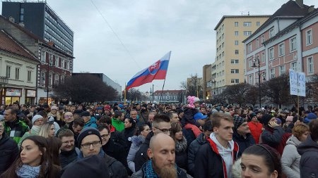 Mordet på Jan Kuciak ledde till protester runt om i Slovakien. Här protesterar människor i Košice.