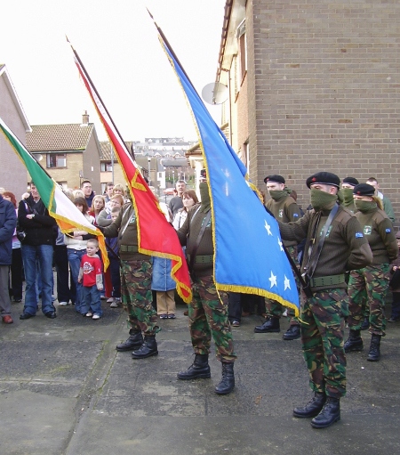 Paramilitära grupper växte fram under 1970-talet. Här är republikanska INLA i Bogside i Derry.