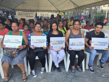 Samling utanför parlamentet i San Salvador den 20 mars 2018.