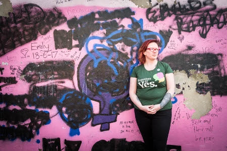  Abortfrågan är mer känslig än andra väggmålningar i Belfast, konstaterar Emma Campbell.