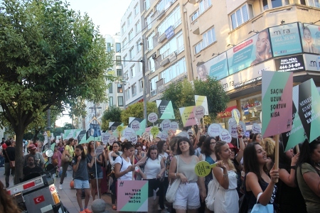 ”Kıyafetime karışma”. Demonstration i Kadıköy i Istanbul den 29 juli 2017 för att protestera mot inskränkningar i kvinnors rättigheter där det framhölls att kvinnor har rätt att själva bestämma sin klädsel.