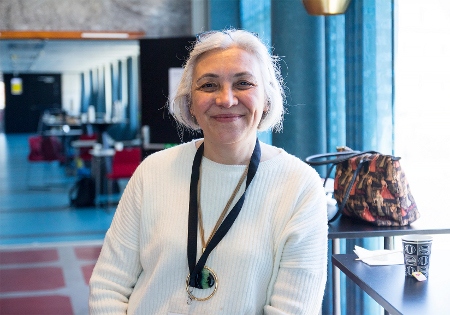 İdil Eser, generalsekreterare för Amnesty i Turkiet, är fri mot borgen. Hon gästade Amnestys årsmöte i Göteborg.