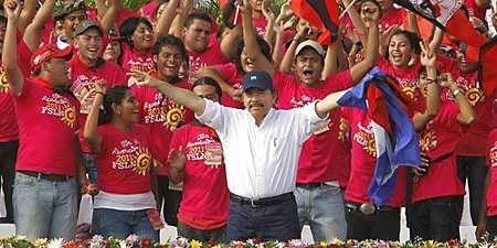 President Daniel Ortega firar med anhängare efter segern i valet år 2011.