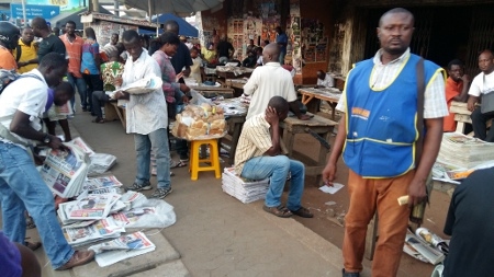 Tidningsförsäljare hämtar upp de senaste upplagorna vid ett distributionscenter i Accra.