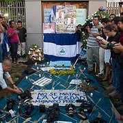 ”Sanningen kan inte dödas genom mord på journalister”, står det på banderollen i samband med den manifestation som anordnades i Managua 26 april, fem dagar efter mordet på tv-journalisten Ángel Gahona. Han sköts till döds i samband med att han bevakade protesterna mot president Daniel Ortega.