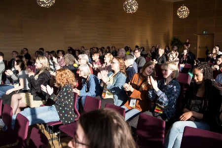  Vårsolen i Göteborg nådde in till årsmötet i Folkets Hus.