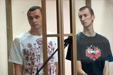Oleg Sentsov and Aleksandr Kolchenko vid rättegångsförhandling i Rostov 6 augusti 2015.