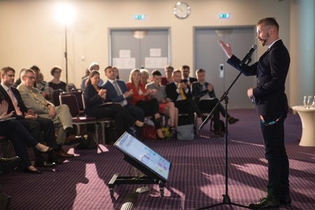 Kaspars Zalitis öppnar Baltic Prides Freedom Conference.