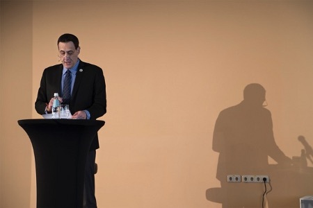 Stuart Milk, Harvey Milk Foundation och aktivist inom hbtqi och mänskliga rättigheter talar på Freedom of Speech and assembly-konferensen.