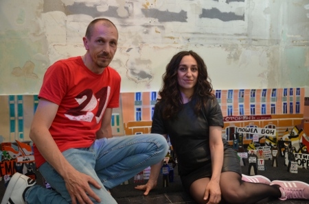  Aleksej Knedljakovskij och Lusine Djanyan söker politisk asyl i Sverige efter att under en lång tid ha fått ta emot hot, trakasserier och misshandel i hemlandet Ryssland. Den 25 maj öppnades deras utställning i Stockholm.