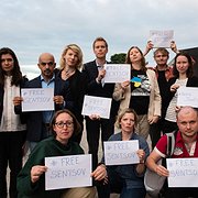 Seminariedeltagare, både från Ukraina och Sverige, visar sin solidaritet med den politiske fången Oleg Sentsov.