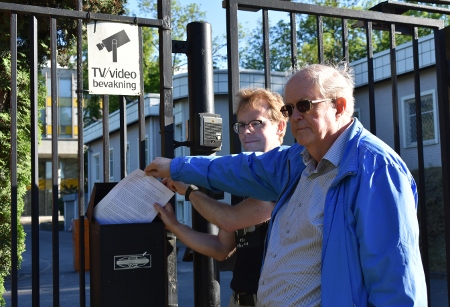 Martin Uggla från Östgruppen och Stig Johnell från Amnesty lämnar ett brev till ryska ambassaden om Oyub Titievs fall.
