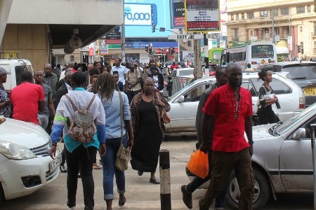 Gatubild från Nairobi. Homofobin är utbredd i Kenya, men den minskar. Bland annat för att alltfler kenyanska hbtq-personer är öppna med sin sexualitet.