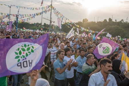 Det pro-kurdiska oppositionspartiet HDP har varit oförmöget att bedriva en normal valkampanj, när partiets kärnområden i sydöstra Turkiet ännu är militariserade. Vid förra valet klarade partiet spärren på tio procent.