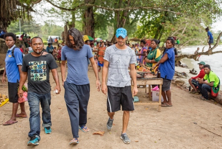 Behrouz Boochani och Ari Sirwan på en lokal marknad. Det är inte alla i lokalbefolkningen som är fientligt inställda mot de asylsökande. 