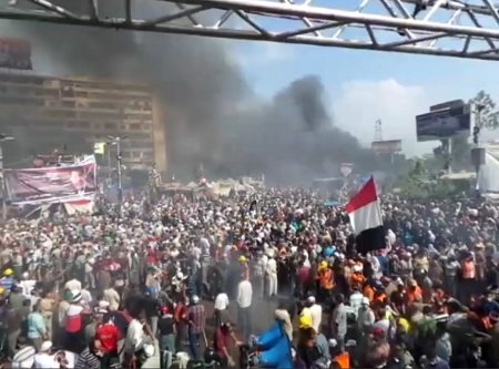  Demonstranterna vid Rabaa-torget skingras den 14 augusti 2013.
