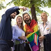 Emils Libeks (till vänster) förevigar den 9 juni familjens första Prideparad tillsammans i Riga. I mitten syns Janis Libeks draperad i regnbågsflagga mellan broderns flickvän Ieva Barone och pappa Andris.