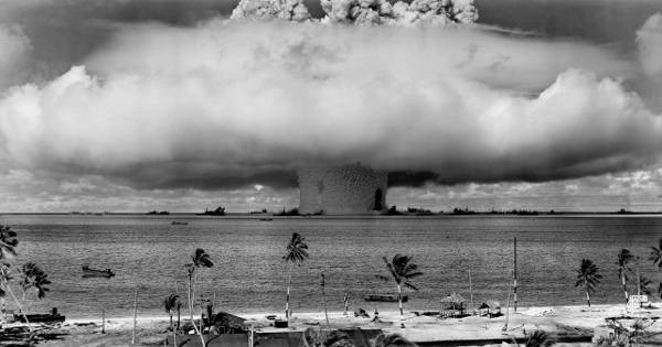 Den 25 juli 1946 genomförs ett kärnvapenprov, kallat Baker, 27 meter under vattnet drygt fem kilometer utanför Bikini.