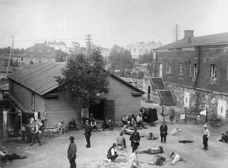 Rödgardister som krigsfångar på fästningen Sveaborg 1918. 