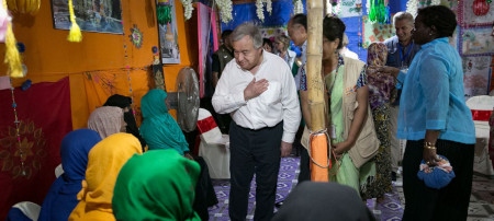 FN:s generalsekreterare António Guterres möter flyktingar i Cox’s Bazaar.