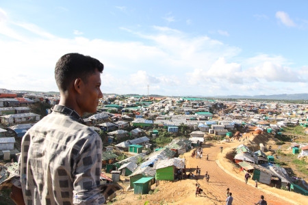 Över en miljon rohingyer lever i flyktingläger i regionen Cox’s Bazar, nära gränsen till Myanmar.