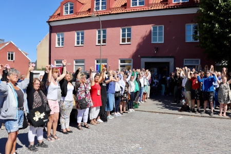 Många människor hade samlats utanför RFSL:s Almedalslokaler för att visa sitt stöd efter att nazistiska Nordiska motståndsrörelsen fått tillstånd att ha ett bokbord i närheten. Några NMR:are syntes dock inte till.