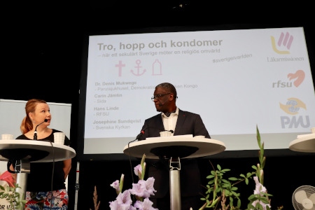 Läkaren och pastorn Denis Mukwege intervjuas av Maria Kaarto, institutionell projektmedelsansvarig på Läkarmissionen, till höger.