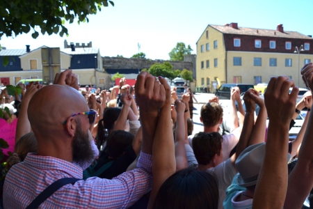 En mänsklig mångfaldsmur bildades utanför RFSL:s Almedalslokaler för att de som ville besöka seminariet skulle känna sig trygga.