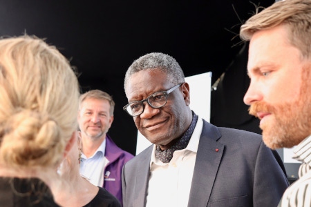 Denis Mukwege (mitten) är pastor, läkare och människorättsförsvarare. Han driver Panzisjukhuset i Demokratiska republiken Kongo.