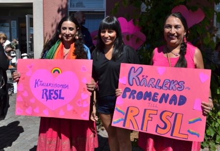 Toktam Jahangiry och Carmen Blanco Valer (båda från Feministiskt initiativ), här tillsammans med Rosanna Dinamarca (V) i mitten, anordnade en kärlekspromenad till RFSL:s lokaler i Almedalen. ”Idag och alla andra dagar är vi alla RFSL” säger Toktam Jahangiry.