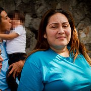 Katy Rodríguez och hennes son (som sitter i sin fars famn) har kommit tillbaka till San Salvador efter att ha deporterats från USA. I USA skildes mor och son åt under fyra månader på grund av att hon tagit sig in i USA utan papper. 