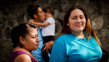 Katy Rodríguez och hennes son (som sitter i sin fars famn) har kommit tillbaka till San Salvador efter att ha deporterats från USA. I USA skildes mor och son åt under fyra månader på grund av att hon tagit sig in i USA utan papper.