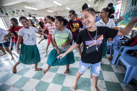   Marshallöarnas befolkning är ung, över hälften är 24 år eller yngre. På en av Majuros skolor övar några av dessa ungdomar inför en uppsättning av musikalen Grease.