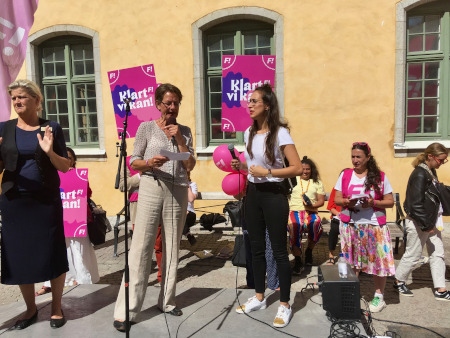 Gudrun Schyman med Bita Eshraghi från Amelmottagningen på Södersjukhuset i Stockholm.