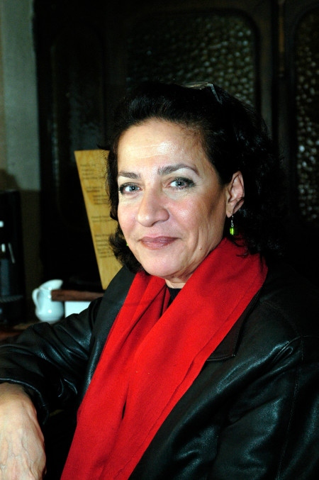 Hoda Barakat kommer från Libanon och är född 1952. Hon är numera bosatt i Paris.