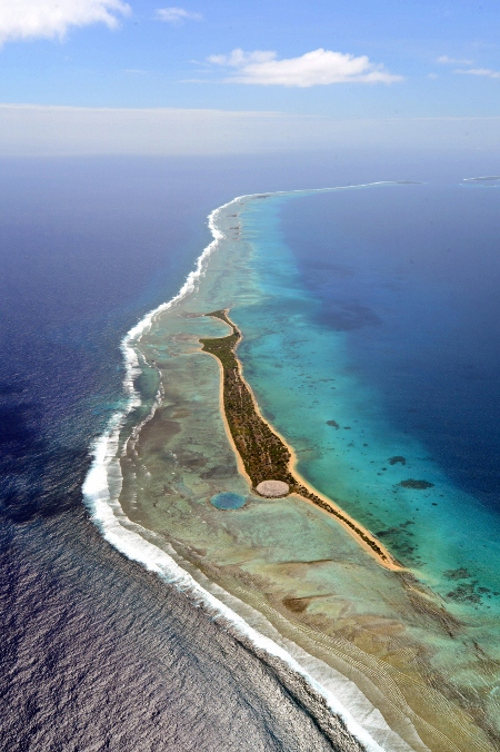 På atollen Enewetak finns spåren av kärnvapenprover kvar. En krater har fyllts igen för att motverka strålning. Det anses fortfarande hälsovådligt att återvända till Enewetak.