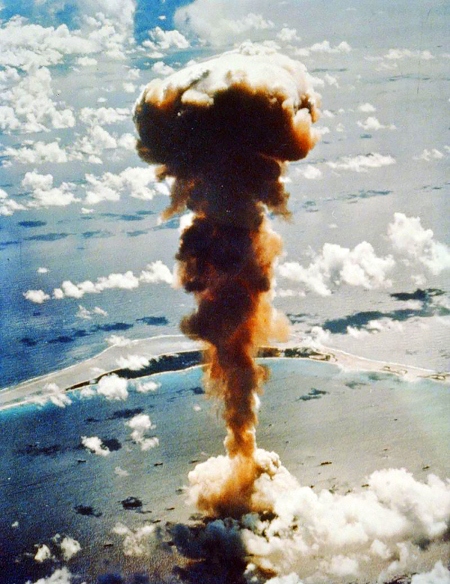 Able-testet på  Bikini den 1 juli 1946. Bomben Gilda, uppkallad efter Rita Hayworths karaktär i filmen Gilda, släpptes på 158 meters höjd. Det radioaktiva molnet efter bomben  fördes upp i stratosfären.