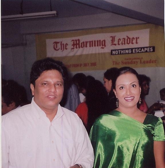 Lasantha Wickrematunge (till vänster) mördades år 2009. Här tillsammans med en annan journalist, Sunalie Ratnayake.