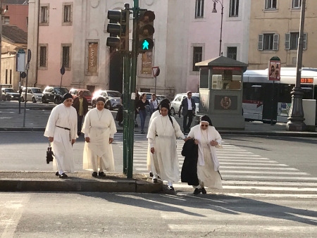 Katolska kyrkan har fortfarande stort inflytande i Italien. Här en grupp nunnor på Roms gator.