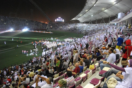 Migrantarbetare, främst från Sydasien, har under hårda villkor byggt idrottsanläggningar i Qatar där fotbolls-VM för herrar ska hållas år 2022. Här en match i ”Emirens cup” år 2009.