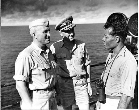 Kapten Robert S Quakenbush och kommendör Spencer tillsammans med ”kungen av Bikini”, Juda, ombord på amerikanska fartyget USS Mt. McKinley den 25 juli 1946 inför Baker-testet.