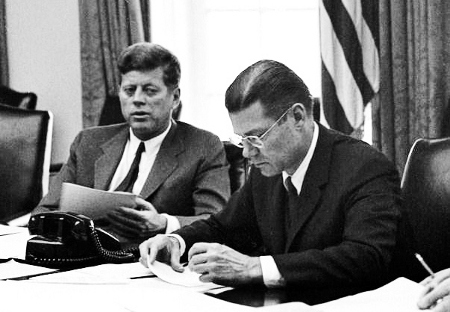 Möte mellan USA:s president John F Kennedy och försvarsminister Robert McNamara under Kubakrisen 1962.
