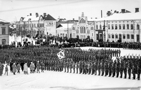 De vitas befälhavare Gustaf Mannerheim inspekterar jägarförband i Vasa den 26 februari 1918.