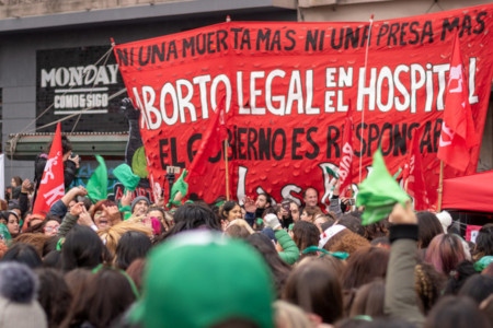En stor demonstration i juni i Argentina för rätt till abort.