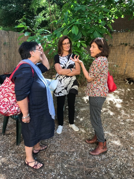 Elisabetta Canitano pratar med kvinnor från andra organisationer på Casa Internazionale dela Donne om vräkningshotet.