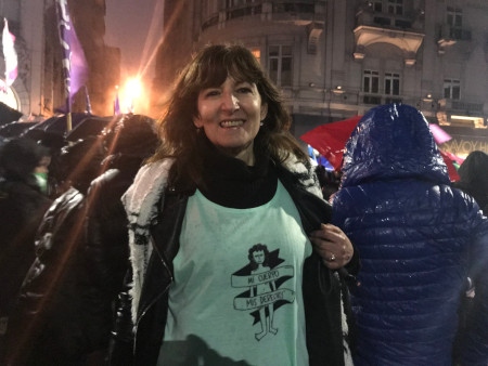 En demonstrant i Buenos Aires bär en tröja med texten ”min kropp, mina rättigheter”, som är ett av de slagord som används av den så kallade gröna vågen.