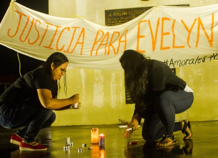  Två kvinnor tänder ljus i El Salvadors huvudstad i samband med protester mot att en ung kvinna dömts till 30 års fängelse efter att ha anklagats för att ha genomgått en abort. 