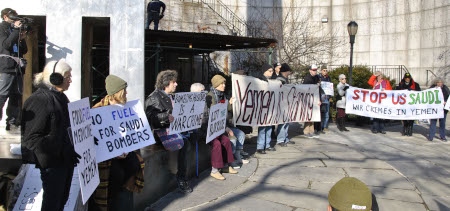   Protest i New York i december 2017 mot USA:s stöd till den Saudiledda koalitionens krig i Jemen.