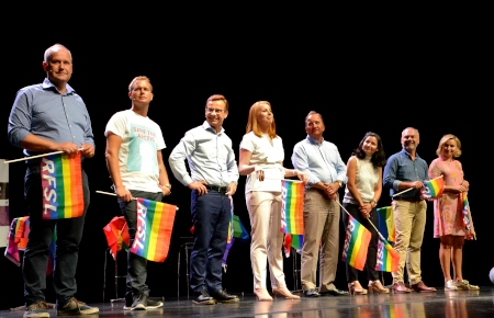 Jonas Sjöstedt (V), Gustav Fridolin (MP), Ulf Kristersson (M), Annie Lööf (C), Stefan Löfven, Gita Nabavi (FI), Jan Björklund (L), Ebba Busch Thor (KD) under RFSL:s partiledardebatt på Europride.