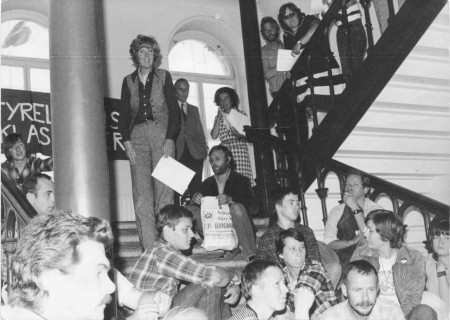 Bild från ockupationen av Socialstyrelsens trappa, dåvarande generaldirektören Barbro Westerholm står i trappan. 